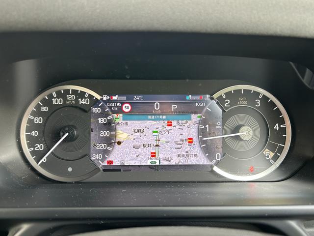 ディフェンダー １１０　７５ｔｈリミテッドエディション　認定中古車　幌サンルーフ　エアサス　ＭＥＲＩＤＩＡＮサラウンド　Ｈ．Ｕ．Ｄ　サイドステップ　ボディプロテクションキット　シートヒータ＆クーラ（Ｆ）　ハンドルヒータ　マトリクスＬＥＤライト　純正ドラレコ（64枚目）