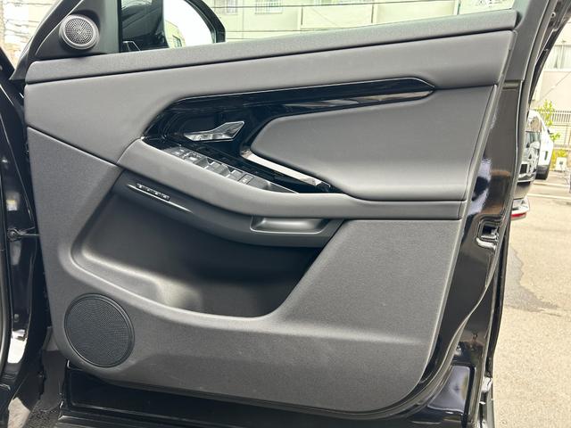 レンジローバーイヴォーク Ｓ　Ｄ２００　認定中古車　１オーナー　シートヒーター（Ｆ／Ｒ）　コールドクライメートパック　デジタルインナーミラー　ワイヤレス充電　パワーリアゲート　ブラックパック　２０インチＡＷ　ＡＣＣ／ＬＫＡ／ＢＳＭ／ＲＴＭ（17枚目）