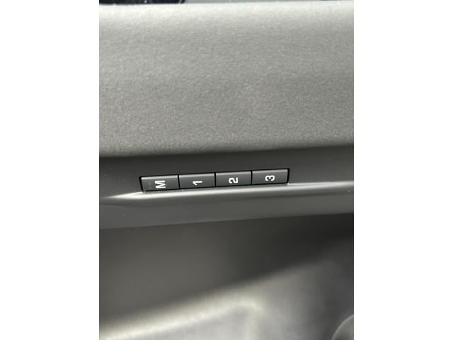 レンジローバーイヴォーク Ｓ　Ｄ２００　認定中古車　１オーナー　シートヒーター（Ｆ／Ｒ）　コールドクライメートパック　デジタルインナーミラー　ワイヤレス充電　パワーリアゲート　ブラックパック　２０インチＡＷ　ＡＣＣ／ＬＫＡ／ＢＳＭ／ＲＴＭ（18枚目）