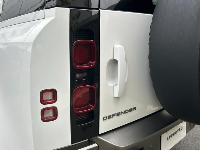 ディフェンダー １１０Ｘ－ダイナミックＳＥ　Ｄ３００　認定中古車　エアサス　サイドステップ（固定式）　レザー　メモリ付パワーシート　シートヒーター（Ｆ）　ＭＥＲＩＤＩＡＮ　ＡＣＣ／ＬＫＡ／ＢＳＭ／ＲＴＭ　２０インチＡＷ　　背面タイヤカバー　３６０カメラ（12枚目）