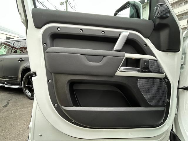 ディフェンダー １１０Ｘ－ダイナミックＳＥ　Ｄ３００　認定中古車　エアサス　サイドステップ（固定式）　レザー　メモリ付パワーシート　シートヒーター（Ｆ）　ＭＥＲＩＤＩＡＮ　ＡＣＣ／ＬＫＡ／ＢＳＭ／ＲＴＭ　２０インチＡＷ　　背面タイヤカバー　３６０カメラ（28枚目）