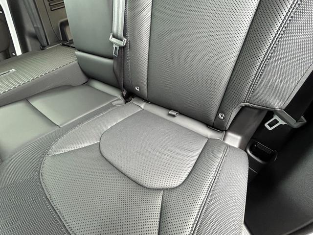 ディフェンダー １１０Ｘ－ダイナミックＳＥ　Ｄ３００　認定中古車　エアサス　サイドステップ（固定式）　レザー　メモリ付パワーシート　シートヒーター（Ｆ）　ＭＥＲＩＤＩＡＮ　ＡＣＣ／ＬＫＡ／ＢＳＭ／ＲＴＭ　２０インチＡＷ　　背面タイヤカバー　３６０カメラ（66枚目）