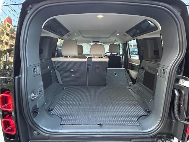 ディフェンダー １１０ＳＥ　Ｐ３００　認定中古車　エアサスペンション　レザー　シートヒータ（Ｆ）スライディングルーフ　ＭＥＲＩＤＩＡＮサラウンド　デジタルインナーミラー　ブラックパック　プライバシーガラス　サイドステップ　マッドフラップ（75枚目）