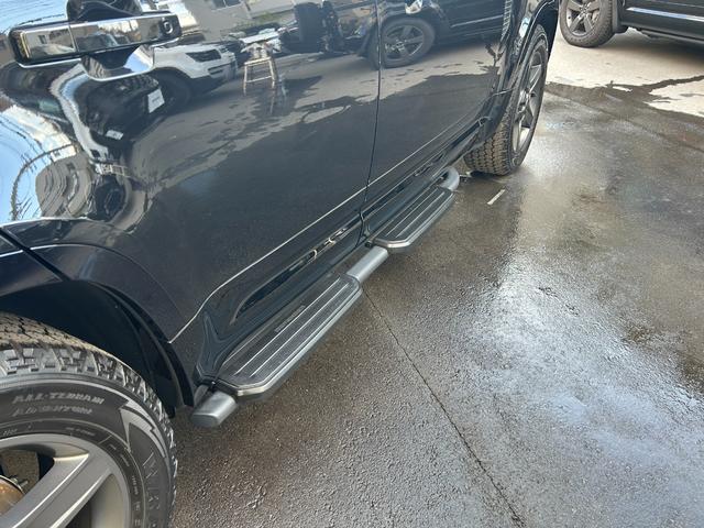 ディフェンダー １１０ＳＥ　Ｐ３００　認定中古車　１オーナ　ＭＥＲＩＤＩＡＮサラウンド　固定サイドステップ　エアサス　３６０カメラ　ワイヤレス充電　シートヒータ　２０ＡＷ　メモリ付パワーシート　純正ドラレコ　ＡＣＣ／ＬＫＡ／ＢＳＭ／ＲＴＭ（11枚目）