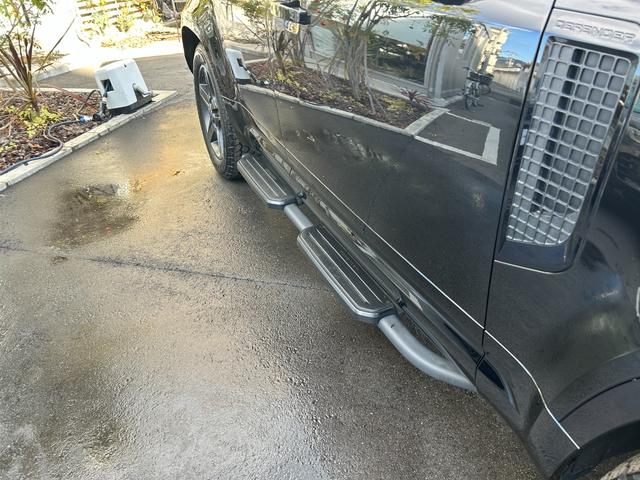 ディフェンダー １１０ＳＥ　Ｐ３００　認定中古車　１オーナ　ＭＥＲＩＤＩＡＮサラウンド　固定サイドステップ　エアサス　３６０カメラ　ワイヤレス充電　シートヒータ　２０ＡＷ　メモリ付パワーシート　純正ドラレコ　ＡＣＣ／ＬＫＡ／ＢＳＭ／ＲＴＭ（12枚目）