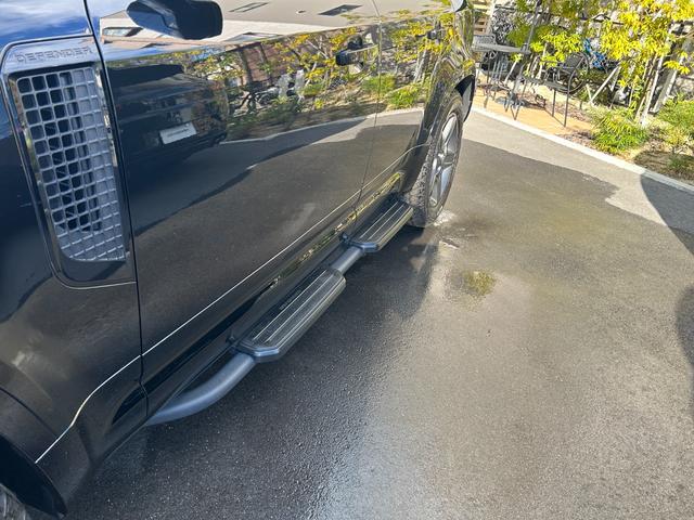 ディフェンダー １１０ＳＥ　Ｐ３００　認定中古車　１オーナ　ＭＥＲＩＤＩＡＮサラウンド　固定サイドステップ　エアサス　３６０カメラ　ワイヤレス充電　シートヒータ　２０ＡＷ　メモリ付パワーシート　純正ドラレコ　ＡＣＣ／ＬＫＡ／ＢＳＭ／ＲＴＭ（13枚目）