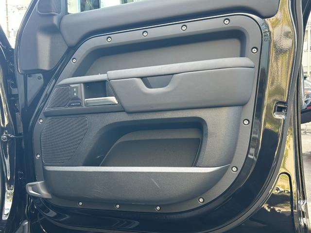 ディフェンダー １１０ＳＥ　Ｐ３００　認定中古車　１オーナ　ＭＥＲＩＤＩＡＮサラウンド　固定サイドステップ　エアサス　３６０カメラ　ワイヤレス充電　シートヒータ　２０ＡＷ　メモリ付パワーシート　純正ドラレコ　ＡＣＣ／ＬＫＡ／ＢＳＭ／ＲＴＭ（19枚目）