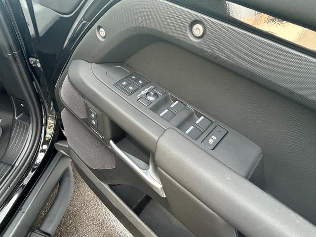 ディフェンダー １１０ＳＥ　Ｐ３００　認定中古車　１オーナ　ＭＥＲＩＤＩＡＮサラウンド　固定サイドステップ　エアサス　３６０カメラ　ワイヤレス充電　シートヒータ　２０ＡＷ　メモリ付パワーシート　純正ドラレコ　ＡＣＣ／ＬＫＡ／ＢＳＭ／ＲＴＭ（22枚目）