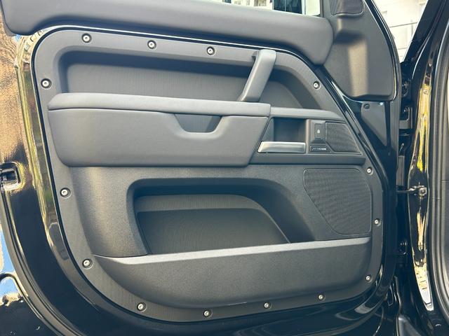 ディフェンダー １１０ＳＥ　Ｐ３００　認定中古車　１オーナ　ＭＥＲＩＤＩＡＮサラウンド　固定サイドステップ　エアサス　３６０カメラ　ワイヤレス充電　シートヒータ　２０ＡＷ　メモリ付パワーシート　純正ドラレコ　ＡＣＣ／ＬＫＡ／ＢＳＭ／ＲＴＭ（27枚目）