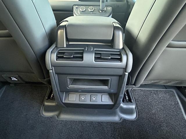 ディフェンダー １１０ＳＥ　Ｐ３００　認定中古車　１オーナ　ＭＥＲＩＤＩＡＮサラウンド　固定サイドステップ　エアサス　３６０カメラ　ワイヤレス充電　シートヒータ　２０ＡＷ　メモリ付パワーシート　純正ドラレコ　ＡＣＣ／ＬＫＡ／ＢＳＭ／ＲＴＭ（49枚目）