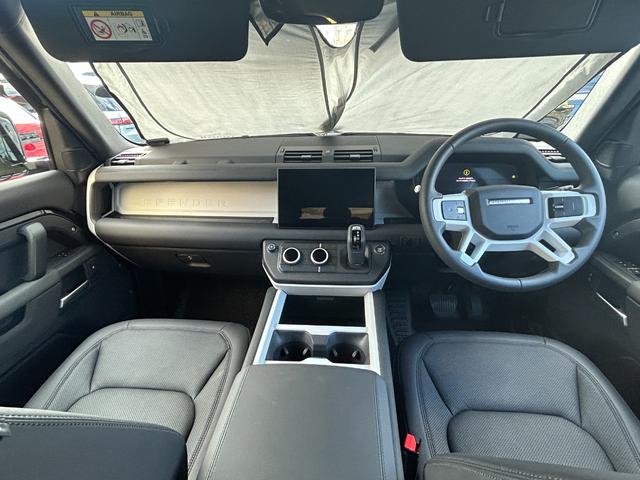 ディフェンダー １１０ＳＥ　Ｐ３００　認定中古車　１オーナ　ＭＥＲＩＤＩＡＮサラウンド　固定サイドステップ　エアサス　３６０カメラ　ワイヤレス充電　シートヒータ　２０ＡＷ　メモリ付パワーシート　純正ドラレコ　ＡＣＣ／ＬＫＡ／ＢＳＭ／ＲＴＭ（50枚目）
