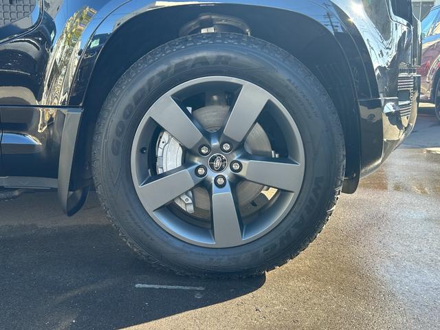 ディフェンダー 110X-ダイナミックHSE D350 認定中古車 7人乗 電動ステップ エアサス シートヒータ&クーラ(フロント)MERIDIAN スライディングパノラミックルーフ コールドクライメートパック ブラックパック 非接触充電 マッドフラップ(12枚目)