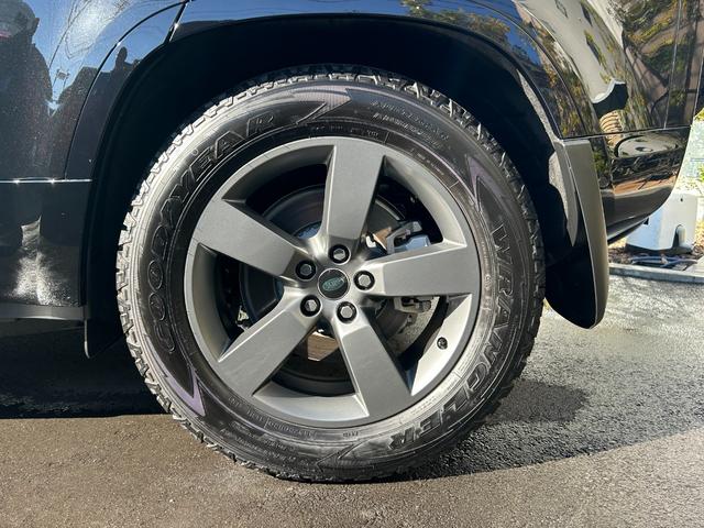 ディフェンダー 110X-ダイナミックHSE D350 認定中古車 7人乗 電動ステップ エアサス シートヒータ&クーラ(フロント)MERIDIAN スライディングパノラミックルーフ コールドクライメートパック ブラックパック 非接触充電 マッドフラップ(15枚目)