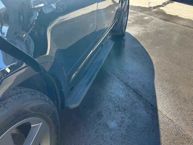 ディフェンダー 110X-ダイナミックHSE D350 認定中古車 7人乗 電動ステップ エアサス シートヒータ&クーラ(フロント)MERIDIAN スライディングパノラミックルーフ コールドクライメートパック ブラックパック 非接触充電 マッドフラップ(16枚目)