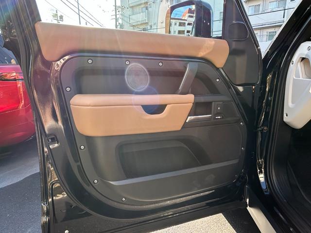 ディフェンダー 110X-ダイナミックHSE D350 認定中古車 7人乗 電動ステップ エアサス シートヒータ&クーラ(フロント)MERIDIAN スライディングパノラミックルーフ コールドクライメートパック ブラックパック 非接触充電 マッドフラップ(35枚目)