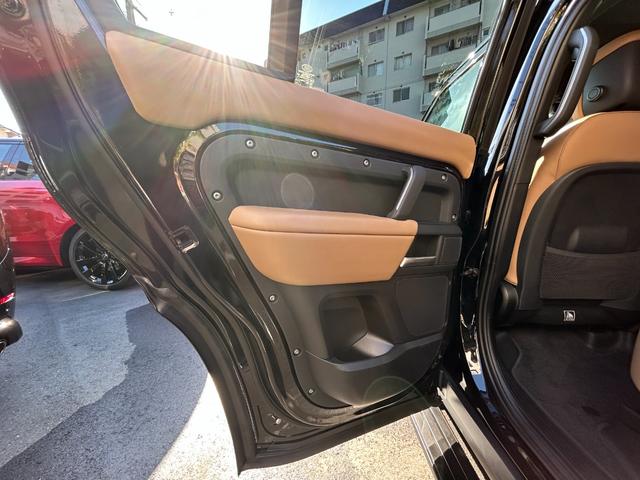 ディフェンダー 110X-ダイナミックHSE D350 認定中古車 7人乗 電動ステップ エアサス シートヒータ&クーラ(フロント)MERIDIAN スライディングパノラミックルーフ コールドクライメートパック ブラックパック 非接触充電 マッドフラップ(44枚目)