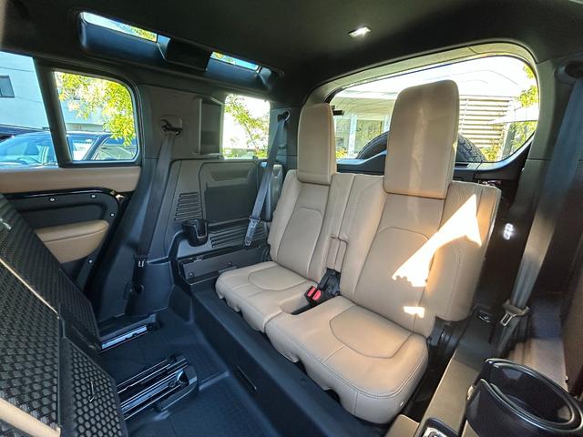 ディフェンダー 110X-ダイナミックHSE D350 認定中古車 7人乗 電動ステップ エアサス シートヒータ&クーラ(フロント)MERIDIAN スライディングパノラミックルーフ コールドクライメートパック ブラックパック 非接触充電 マッドフラップ(49枚目)