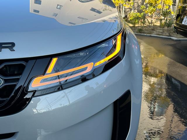 レンジローバーイヴォーク ブロンズコレクション　キュレーテッド　フォージャパン　認定中古車　パノラミックスライディングルーフ　コールドクライメートパック　デジタルインナーミラー　サラウンドカメラ　アルミペダルカバー　パワーテールゲート　純正ドラレコ　ワイヤレス充電　２０インチＡＷ（8枚目）