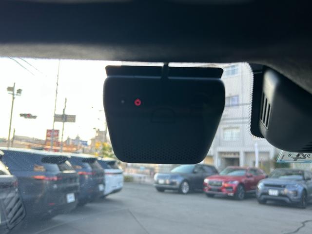 レンジローバーイヴォーク ブロンズコレクション　キュレーテッド　フォージャパン　認定中古車　パノラミックスライディングルーフ　コールドクライメートパック　デジタルインナーミラー　サラウンドカメラ　アルミペダルカバー　パワーテールゲート　純正ドラレコ　ワイヤレス充電　２０インチＡＷ（26枚目）