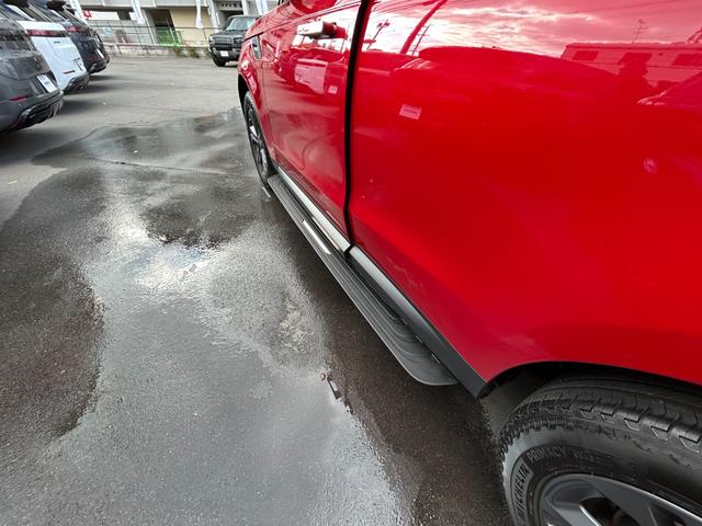 レンジローバースポーツ Ｓ　Ｄ３００　認定中古車　電動サイドステップ　パノラミックルーフ　ＭＥＲＩＤＩＡＮ　リアブラインド　デジタルインナーミラー　ハンドルヒータ　シートヒータ　エアクオリティ　パワーリアゲート　純正ドラレコ　２０ＡＷ（19枚目）