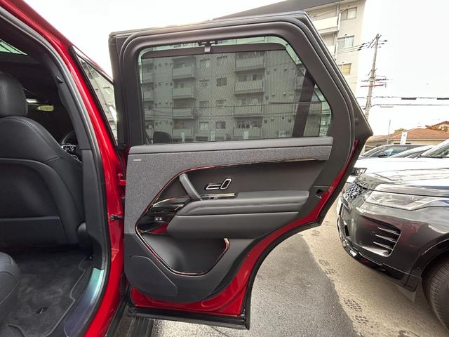 レンジローバースポーツ Ｓ　Ｄ３００　認定中古車　電動サイドステップ　パノラミックルーフ　ＭＥＲＩＤＩＡＮ　リアブラインド　デジタルインナーミラー　ハンドルヒータ　シートヒータ　エアクオリティ　パワーリアゲート　純正ドラレコ　２０ＡＷ（44枚目）