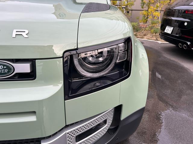 ディフェンダー １１０　７５ｔｈリミテッドエディション　認定中古車　エアサス　ファブリックルーフ　ＭＥＲＩＤＩＡＮ　コールドクライメートパック　コンソールクーラ　シートヒータ＆クーラ（Ｆ）シートヒータ（Ｒ）　アンビエントライト　サイドチューブ　非接触充電（9枚目）