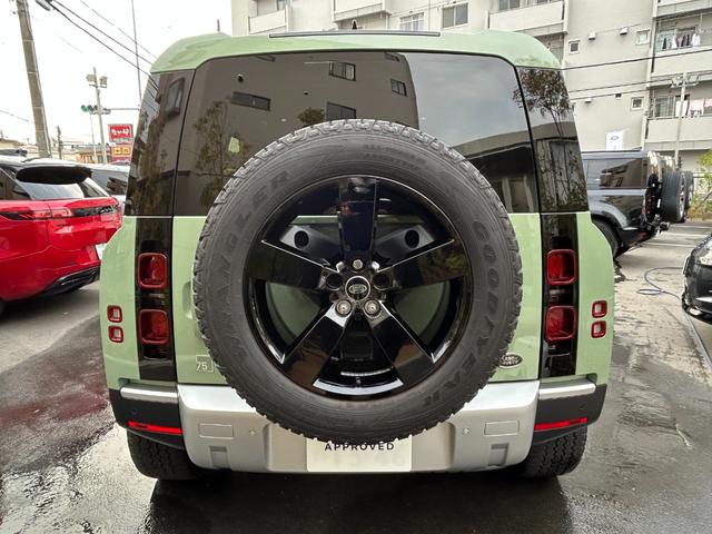 ディフェンダー １１０　７５ｔｈリミテッドエディション　認定中古車　エアサス　ファブリックルーフ　ＭＥＲＩＤＩＡＮ　コールドクライメートパック　コンソールクーラ　シートヒータ＆クーラ（Ｆ）シートヒータ（Ｒ）　アンビエントライト　サイドチューブ　非接触充電（13枚目）