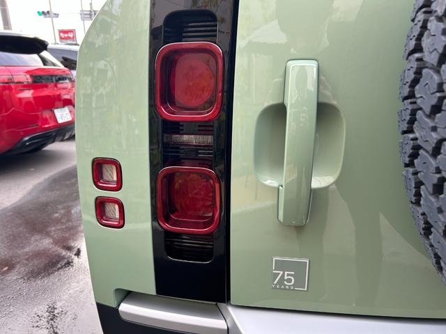 ディフェンダー １１０　７５ｔｈリミテッドエディション　認定中古車　エアサス　ファブリックルーフ　ＭＥＲＩＤＩＡＮ　コールドクライメートパック　コンソールクーラ　シートヒータ＆クーラ（Ｆ）シートヒータ（Ｒ）　アンビエントライト　サイドチューブ　非接触充電（14枚目）