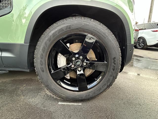 ディフェンダー １１０　７５ｔｈリミテッドエディション　認定中古車　エアサス　ファブリックルーフ　ＭＥＲＩＤＩＡＮ　コールドクライメートパック　コンソールクーラ　シートヒータ＆クーラ（Ｆ）シートヒータ（Ｒ）　アンビエントライト　サイドチューブ　非接触充電（17枚目）