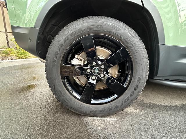 ディフェンダー １１０　７５ｔｈリミテッドエディション　認定中古車　エアサス　ファブリックルーフ　ＭＥＲＩＤＩＡＮ　コールドクライメートパック　コンソールクーラ　シートヒータ＆クーラ（Ｆ）シートヒータ（Ｒ）　アンビエントライト　サイドチューブ　非接触充電（18枚目）