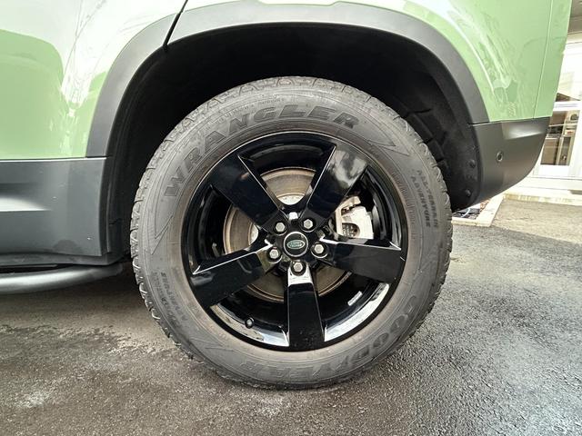 ディフェンダー １１０　７５ｔｈリミテッドエディション　認定中古車　エアサス　ファブリックルーフ　ＭＥＲＩＤＩＡＮ　コールドクライメートパック　コンソールクーラ　シートヒータ＆クーラ（Ｆ）シートヒータ（Ｒ）　アンビエントライト　サイドチューブ　非接触充電（20枚目）