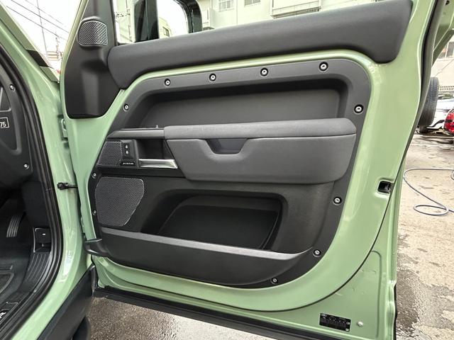ディフェンダー １１０　７５ｔｈリミテッドエディション　認定中古車　エアサス　ファブリックルーフ　ＭＥＲＩＤＩＡＮ　コールドクライメートパック　コンソールクーラ　シートヒータ＆クーラ（Ｆ）シートヒータ（Ｒ）　アンビエントライト　サイドチューブ　非接触充電（24枚目）