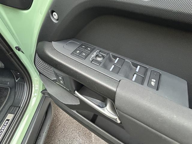 ディフェンダー １１０　７５ｔｈリミテッドエディション　認定中古車　エアサス　ファブリックルーフ　ＭＥＲＩＤＩＡＮ　コールドクライメートパック　コンソールクーラ　シートヒータ＆クーラ（Ｆ）シートヒータ（Ｒ）　アンビエントライト　サイドチューブ　非接触充電（25枚目）