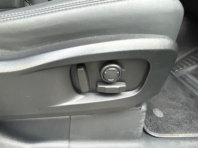 ディフェンダー １１０　７５ｔｈリミテッドエディション　認定中古車　エアサス　ファブリックルーフ　ＭＥＲＩＤＩＡＮ　コールドクライメートパック　コンソールクーラ　シートヒータ＆クーラ（Ｆ）シートヒータ（Ｒ）　アンビエントライト　サイドチューブ　非接触充電（27枚目）