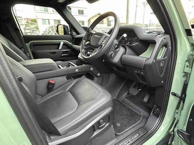 ディフェンダー １１０　７５ｔｈリミテッドエディション　認定中古車　エアサス　ファブリックルーフ　ＭＥＲＩＤＩＡＮ　コールドクライメートパック　コンソールクーラ　シートヒータ＆クーラ（Ｆ）シートヒータ（Ｒ）　アンビエントライト　サイドチューブ　非接触充電（28枚目）