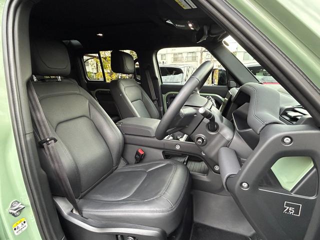 ディフェンダー １１０　７５ｔｈリミテッドエディション　認定中古車　エアサス　ファブリックルーフ　ＭＥＲＩＤＩＡＮ　コールドクライメートパック　コンソールクーラ　シートヒータ＆クーラ（Ｆ）シートヒータ（Ｒ）　アンビエントライト　サイドチューブ　非接触充電（29枚目）