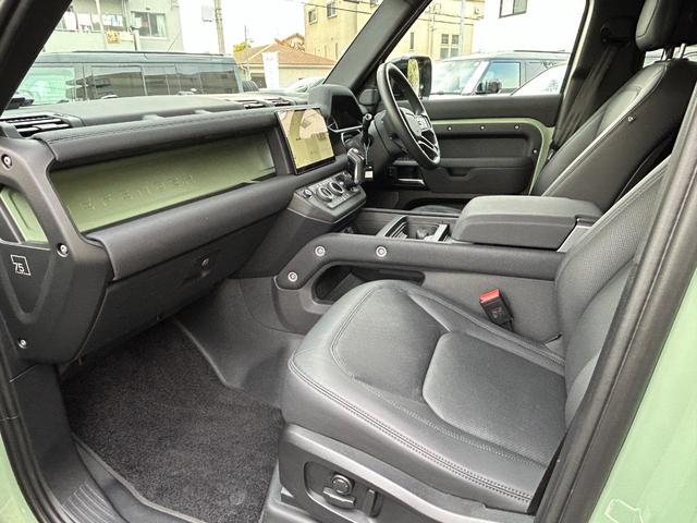 ディフェンダー １１０　７５ｔｈリミテッドエディション　認定中古車　エアサス　ファブリックルーフ　ＭＥＲＩＤＩＡＮ　コールドクライメートパック　コンソールクーラ　シートヒータ＆クーラ（Ｆ）シートヒータ（Ｒ）　アンビエントライト　サイドチューブ　非接触充電（34枚目）