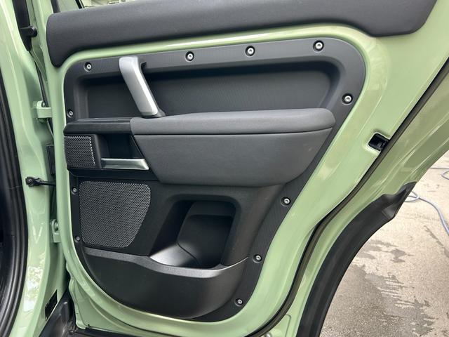 ディフェンダー １１０　７５ｔｈリミテッドエディション　認定中古車　エアサス　ファブリックルーフ　ＭＥＲＩＤＩＡＮ　コールドクライメートパック　コンソールクーラ　シートヒータ＆クーラ（Ｆ）シートヒータ（Ｒ）　アンビエントライト　サイドチューブ　非接触充電（36枚目）