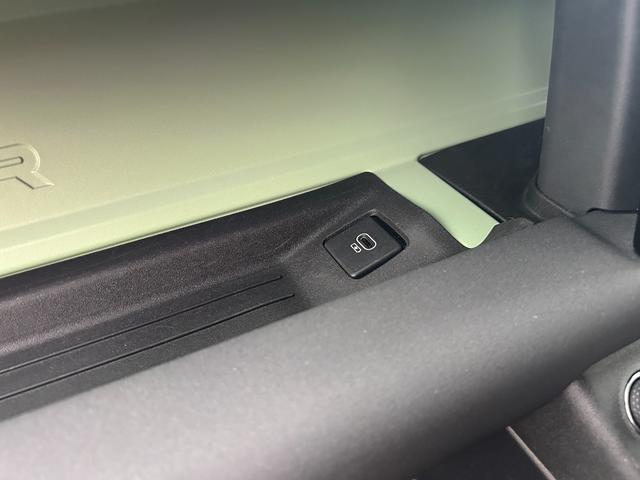 ディフェンダー １１０　７５ｔｈリミテッドエディション　認定中古車　エアサス　ファブリックルーフ　ＭＥＲＩＤＩＡＮ　コールドクライメートパック　コンソールクーラ　シートヒータ＆クーラ（Ｆ）シートヒータ（Ｒ）　アンビエントライト　サイドチューブ　非接触充電（74枚目）