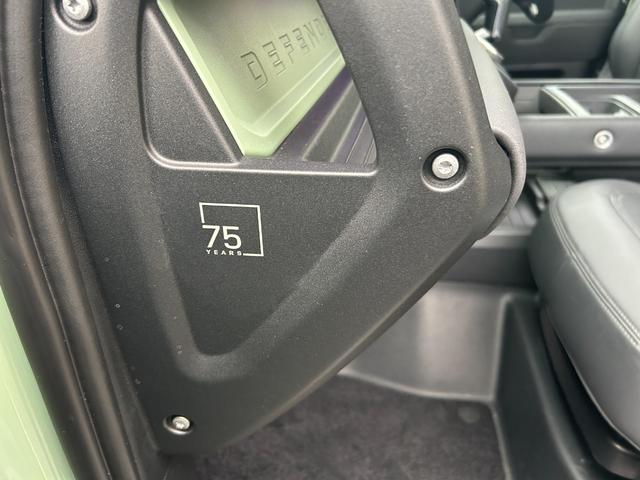 ディフェンダー １１０　７５ｔｈリミテッドエディション　認定中古車　エアサス　ファブリックルーフ　ＭＥＲＩＤＩＡＮ　コールドクライメートパック　コンソールクーラ　シートヒータ＆クーラ（Ｆ）シートヒータ（Ｒ）　アンビエントライト　サイドチューブ　非接触充電（77枚目）