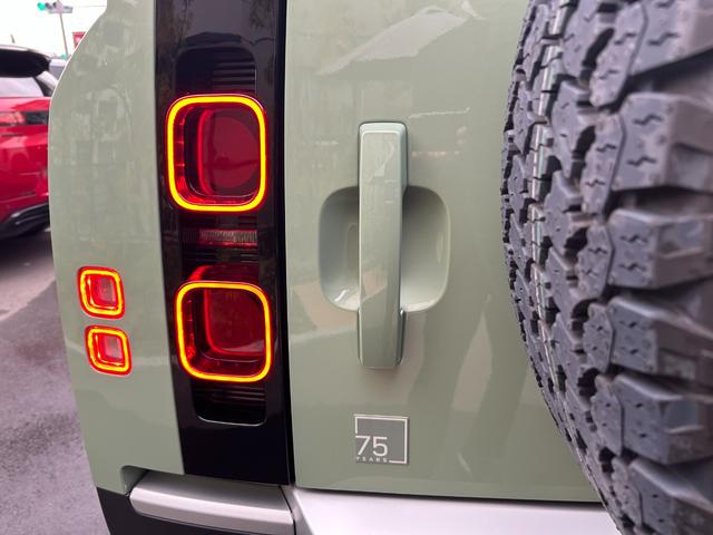 ディフェンダー １１０　７５ｔｈリミテッドエディション　認定中古車　エアサス　ファブリックルーフ　ＭＥＲＩＤＩＡＮ　コールドクライメートパック　コンソールクーラ　シートヒータ＆クーラ（Ｆ）シートヒータ（Ｒ）　アンビエントライト　サイドチューブ　非接触充電（78枚目）