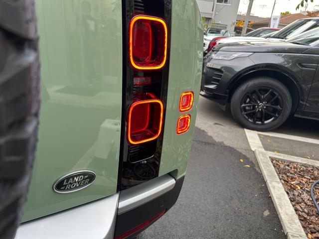 ディフェンダー １１０　７５ｔｈリミテッドエディション　認定中古車　エアサス　ファブリックルーフ　ＭＥＲＩＤＩＡＮ　コールドクライメートパック　コンソールクーラ　シートヒータ＆クーラ（Ｆ）シートヒータ（Ｒ）　アンビエントライト　サイドチューブ　非接触充電（79枚目）