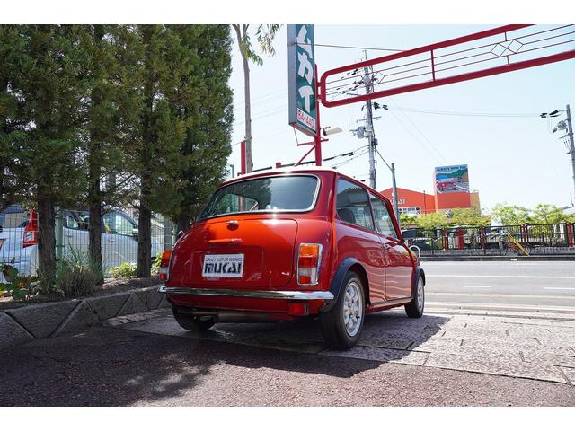 MINI 4MT・ワンオーナー車・フルオリジナル・コンビハンドル・ウッドパネル・ブラックレザーシート・禁煙車・最終モデル・12インチアルミホイール・エアコン・保証付き・ディーラー車・運転席エアバッグ(4枚目)