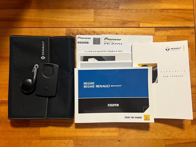 メガーヌ ルノー　スポール　２７３トロフィー２　限定車　アクラボビッチマフラー　カーボンエンド　アルカンタラインテリア（20枚目）