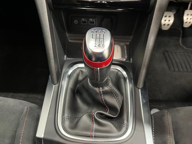 ６速マニュアルシフト