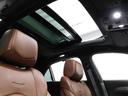 【電動サンルーフ】開放感たっぷりのサンルーフが装備されています。車内空間が明るくなるとともに開放感を味わうことができます。空気の入れ替えも簡単に行うことができます。