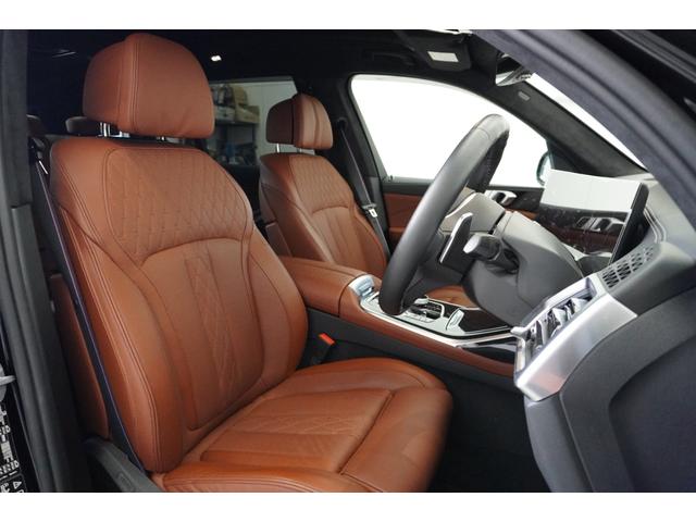 Ｘ７ ｘＤｒｉｖｅ　４０ｄ　Ｍスポーツ　弊社下１オーナー　Ｍｓｐｏｒｔパッケージプロ　タルトゥーホメリノレザー　２２インチアロイ　スカイラウンジサンルーフ　ドライビングアシストプロ　ハーマンカードン４６４Ｗ１６スピーカー　正規認定中古車（6枚目）