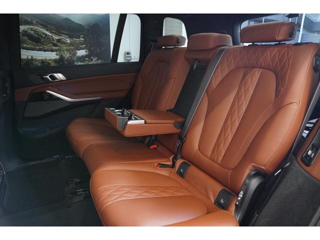 Ｘ７ ｘＤｒｉｖｅ　４０ｄ　Ｍスポーツ　弊社下１オーナー　Ｍｓｐｏｒｔパッケージプロ　タルトゥーホメリノレザー　２２インチアロイ　スカイラウンジサンルーフ　ドライビングアシストプロ　ハーマンカードン４６４Ｗ１６スピーカー　正規認定中古車（7枚目）