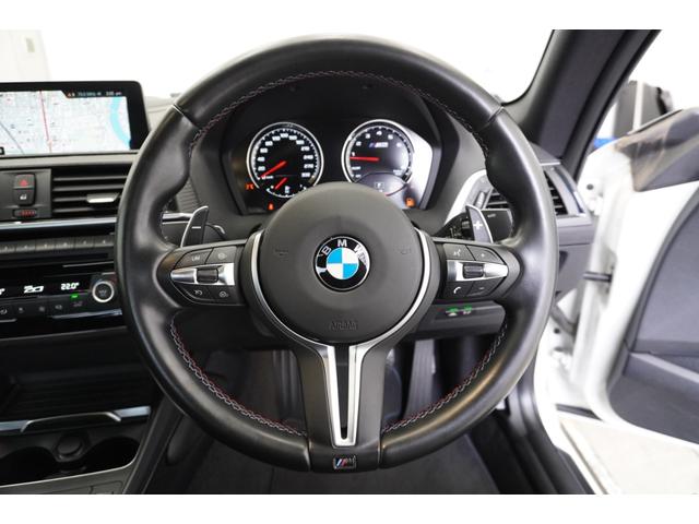 オーディオ切り替え機能など搭載で握りやすく操作もしやすいマルチファンクションステアリング！お問合せ００７８−６０４１−６６６９迄お待ちしております。〒５６４−００５４大阪府吹田市芳野町５−５５