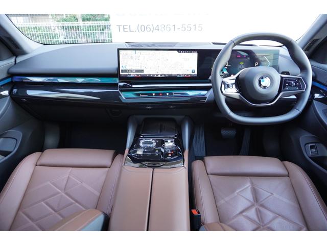 5シリーズ 523d xDriveツーリング エクスクルーシブ 弊社デモカー セレクトP コンフォートドライブP ExclusiveメリノレザーP コッパーブラウンレザー パノラマガラスサンルーフ アダプティブサス 後輪操舵 ベンチレーション 正規認定中古車(5枚目)